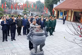 Party General Secretary To Lam and his delegation offer incense at the memorial house of former Party General Secretary Nguyen Van Linh in Nguyen Van Linh commune, Hung Yen province. (Photo: VNA)