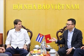Chairman of the Vietnam Journalists’ Association (VJA) Le Quoc Minh (right) meets with Jorge Legañoa Alonso, President of Cuba’s Prensa Latina news agency, on December 2. (Photo: VNA)