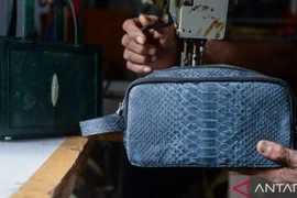 A craftsman finishes making a bag from snake skin at Khyang Leather, Cisoka, Tangerang Regency, Banten. The IEU-CEPA opens up new trade and investment opportunities for both the EU and Indonesia (Photo: Antara)