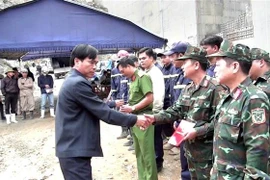 Chairman of the People's Committee of Dak Glei district Le Viet Nam presents on-the-spot reward to the rescue team (Photo: VNA)