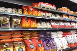 Vietnamese rice products are sold at a supermarket in the UK. (Photo: VNA)