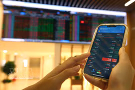 Under the new market model, HoSE will become the sole exchange for listed stocks, fund certificates and covered warrants. HNX, meanwhile, will focus exclusively on the bond market and derivatives trading. (Photo: VNA)