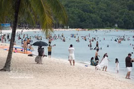 Tourists enjoy Khem beach in Phu Quoc special zone, An Giang province. (Photo: VNA)