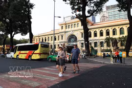 Foreign tourists visit the Central Post Office in Ho Chi Minh City. (Photo: VNA)