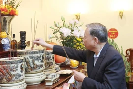 Party General Secretary To Lam offers incense in tribute to late Party General Secretary Le Kha Phieu. (Photo: VNA)