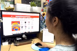Online shopping is a common habit among office workers. (Photo: VNA)