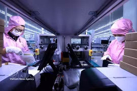 Employees work at Toyo Solar Co. Ltd., a Japanese-invested company in the Cam Khe Industrial Park of Phu Tho province, with a total investment of 200 million USD in 2023. (Photo: VNA)