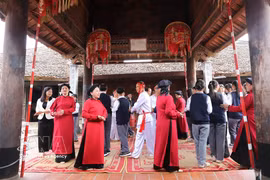 Artisans and students take part in cultural activities and exchanges in the Xoan singing performance space at Hung Lo ancient communal house in Phu Tho province (Photo: VNA) 