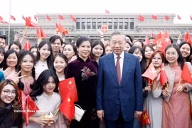 Vietnamese students in China welcome Party General Secretary and State President To Lam’s visit to China and his spouse at the airport (Photo: VNA)