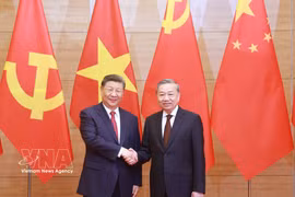 Party General Secretary To Lam (R) welcomes Party General Secretary and President of China Xi Jinping in Hanoi in April 2025. (Photo: VNA)