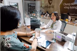 A customer conduct transactions at Vietcombank headquarters. (Photo: VNA)
