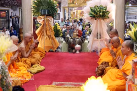 Buddhist monks perform a ritual of praying for peace and blessings during the traditional New Year celebrations of Cambodia, Laos, and Thailand at Pho Minh Pagoda, Ho Chi Minh City, on April 11, 2026. (Photo: VNA)