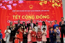 Children receive lucky money at a gathering hosted by the Vietnamese Consulate General in Ekaterinburg city, Russia, ahead of the Lunar New Year (Tet) Festival, (Photo: VNA)