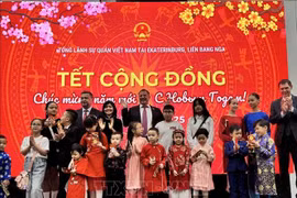 Children receive lucky money at a gathering hosted by the Vietnamese Consulate General in Ekaterinburg city, Russia, ahead of the Lunar New Year (Tet) Festival, (Photo: VNA)