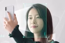 From January 5 next year, customers will be required to conduct biometric authentication when opening a bank card (Photo: VNA)