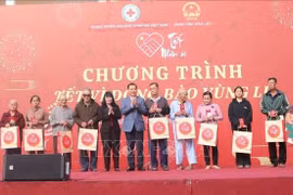 Many Tet gifts are distributed to poor households in Dak Lak province on the occasion of the upcoming Lunar New Year of the Horse. (Photo: VNA)
