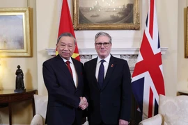 General Secretary of the Communist Party of Vietnam (CPV) Central Committee To Lam (left) shakes hands with British Prime Minister Keir Starmer. (Photo: VNA)