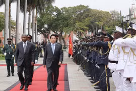 Angolan President João Manuel Gonçalves Lourenço (L) and Vietnamese State President Luong Cuong at the farewell ceremony (Photo: VNA)