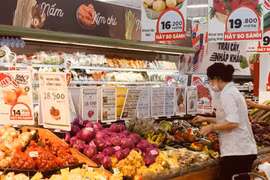 Total revenue from retail sales of goods and consumer services in the first six months of this year increased by 9.3% year-on-year (Photo: VietnamPlus)