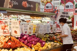 Total revenue from retail sales of goods and consumer services in the first six months of this year increased by 9.3% year-on-year (Photo: VietnamPlus)