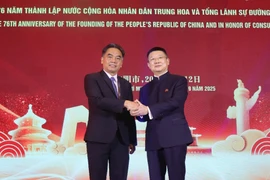 Vice Chairman of the Ho Chi Minh City People’s Committee Nguyen Loc Ha (L) and Chinese Consul General Tang Li at the event. (Photo: daidoanket.vn)