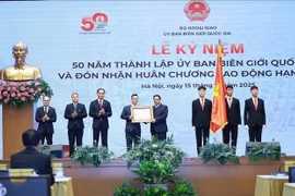 Prime Minister Pham Minh Chinh presents the first-class Labour Order to the National Boundary Commission at the ceremony on December 15. (Photo: VNA)