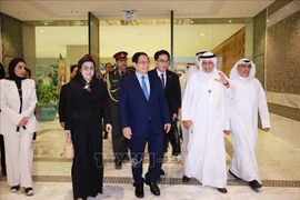 Acting Director General of the Kuwait Fund for Arab Economic Development Waleed S. Al-Bahar (second, right) welcomes Prime Minister Pham Minh Chinh and his spouse (Photo: VNA)