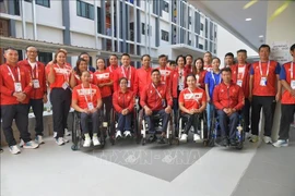 Officials from the Ministry of Culture, Sports and Tourism visit and encourage the Vietnamese Para sports delegation at the 13th ASEAN Para Games in Thailand. (Photo published by VNA)