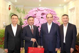 Permanent Member of the Party Central Committee’s Secretariat Tran Cam Tu (second, left) extends Tet greetings to former Party General Secretary Nong Duc Manh’s family. (Photo: VNA)
