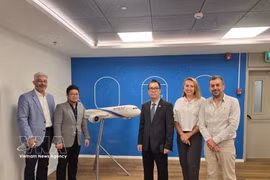 Representatives from the Vietnamese Embassy and Trade Office in Israel and EL AL Airlines at the meeting on May 12. (Photo: VNA)