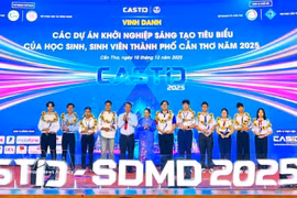 Students in the Mekong Delta city of Can Tho are honoured for their outstanding performance in startup activities. (Photo: VNA) 