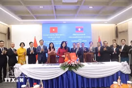 Vietnamese Minister of Culture, Sports and Tourism Lam Thi Phuong Thanh and Lao Minister of Culture and Tourism Suonsavan Vignaket exchange the signed culture and tourism cooperation scheme for 2026–2030. (Photo: VNA)