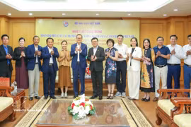 Representatives of the Club of Cambodian Journalists and the Vietnam Journalists Association at the working session in Hanoi on May 12 (Photo: VNA)