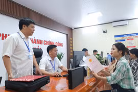 Civil servants provides administrative services for citizens in Son Hai commune of Bac Ninh province. (Photo: VNA)