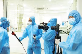 Journalists reporting on the ground in Da Nang during the height of the COVID-19 outbreak. (Photo: VNA)