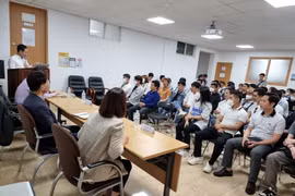 Legal awareness training is provided to Vietnamese workers in the Republic of Korea. (Photo: VNA)