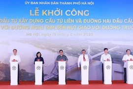 Prime Minister Pham Minh Chinh (3rd from left) at the symbolic button-pressing ceremony to kick off the construction of the Tu Lien bridge in Hanoi on May 19. (Photo: VNA)