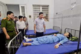 Leaders of the People’s Committee of Dong Nai province and authorities visit victims of the coach fire at the Trang Bom medical station (Photo: VNA)