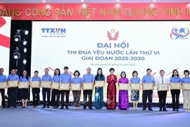 Vietnam News Agency General Director Vu Viet Trang presents certificates of merit to individuals with outstanding achievements in the emulation movement for the 2020 - 2025 period. (Photo: VNA)