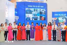 VNA General Director Vu Viet Trang (centre) with delegates at the VNA’s exhibition booth. (Photo: VNA)