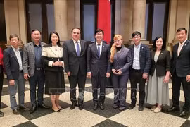 Representatives from the Voice of Vietnam and Mexico's Club of Journalists. (Photo: published by VNA) 