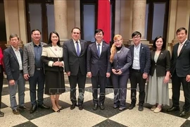 Representatives from the Voice of Vietnam and Mexico's Club of Journalists. (Photo: published by VNA) 