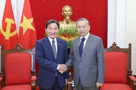 Party General Secretary To Lam (R) and special envoy of the RoK President Park Chang Dal at the meeting in Hanoi on July 29. (Photo: VNA)
