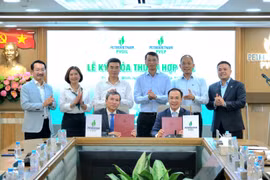 Representatives from Petrovietnam, PVOIL and PVEP at the signing ceremony. (Photo: petrovietnam.petrotimes.vn)