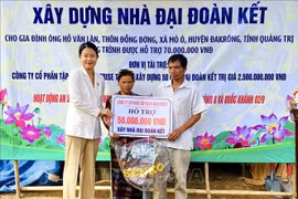 Local authorities symbolically present financial assistance to a poor household in Mo O commune, Dakrong district, Quang Tri province (Photo: VNA)