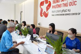 Processing administrative service requests at the Public Service Centre of Thu Duc ward, Ho Chi Minh City. (Photo: VNA)