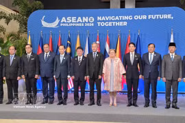 ASEAN+3 foreign ministers pose for a group photo ahead of the meeting. (Photo: VNA)
