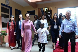 Nguyen Thi Thanh Nga, spouse of National Assembly (NA) Chairman Tran Thanh Man, visits the ESTEL centre, which supports children and adolescents with intellectual disabilities, in Dakar on June 23 morning (local time). (Photo: VNA)