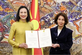 Vietnamese Ambassador to Bulgaria and North Macedonia Nguyen Thi Minh Nguyet (L) presents her credentials to North Macedonian President Gordana Siljanovska-Davkova (Photo: VNA)