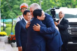 Prime Minister Pham Minh Chinh (L) welcomes First Secretary of the Communist Party of Cuba (CPC) Central Committee and President of Cuba Miguel Díaz-Canel Bermúdez. (Photo: VNA)